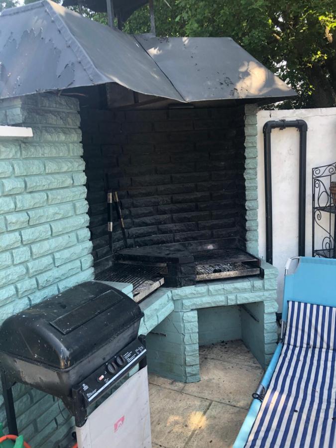 Hostal Hazelwick Hookwood Exterior foto